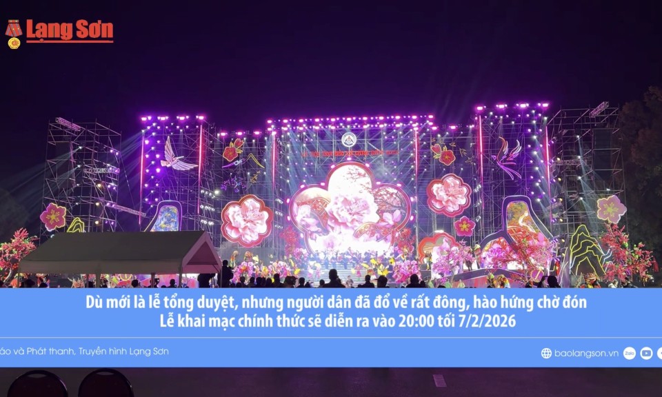 Người d&acirc;n h&aacute;o hức xem tổng duyệt Lễ khai mạc Lễ hội Hoa đ&agrave;o Xứ Lạng 2026