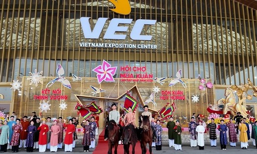 Tr&igrave;nh diễn cổ phục Việt tại Hội chợ M&ugrave;a Xu&acirc;n