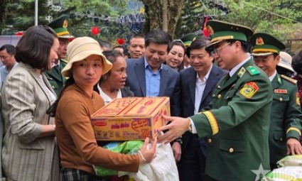 Ấm l&ograve;ng d&acirc;n bản trong m&ugrave;a xu&acirc;n bi&ecirc;n giới