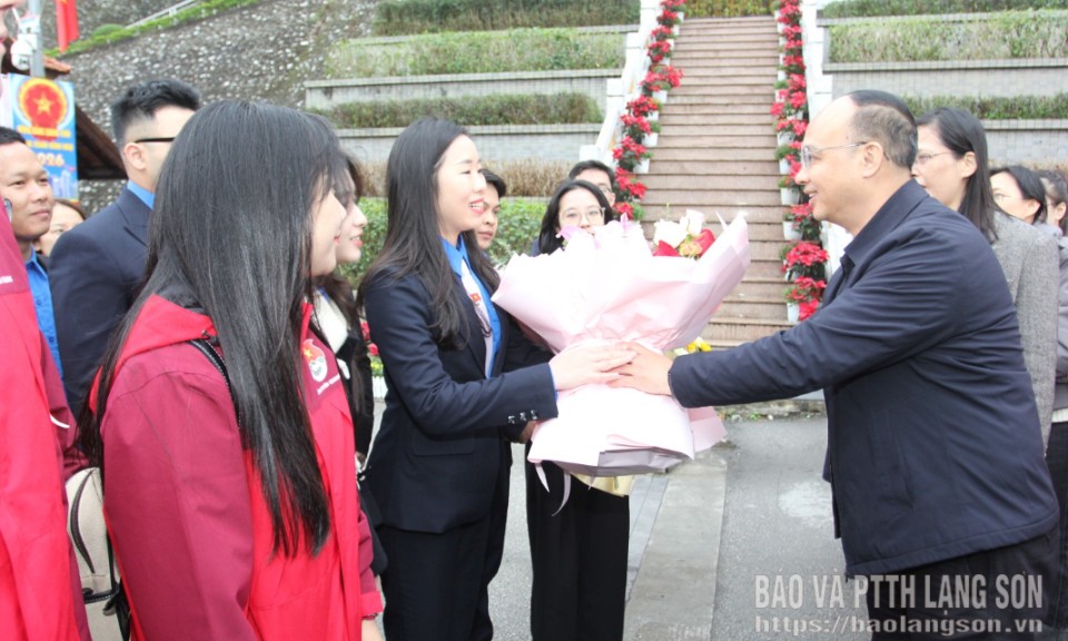 Đo&agrave;n thanh ni&ecirc;n Lạng Sơn tham gia h&agrave;nh tr&igrave;nh "Theo dấu ch&acirc;n B&aacute;c Hồ" tại Quảng T&acirc;y (Trung Quốc)