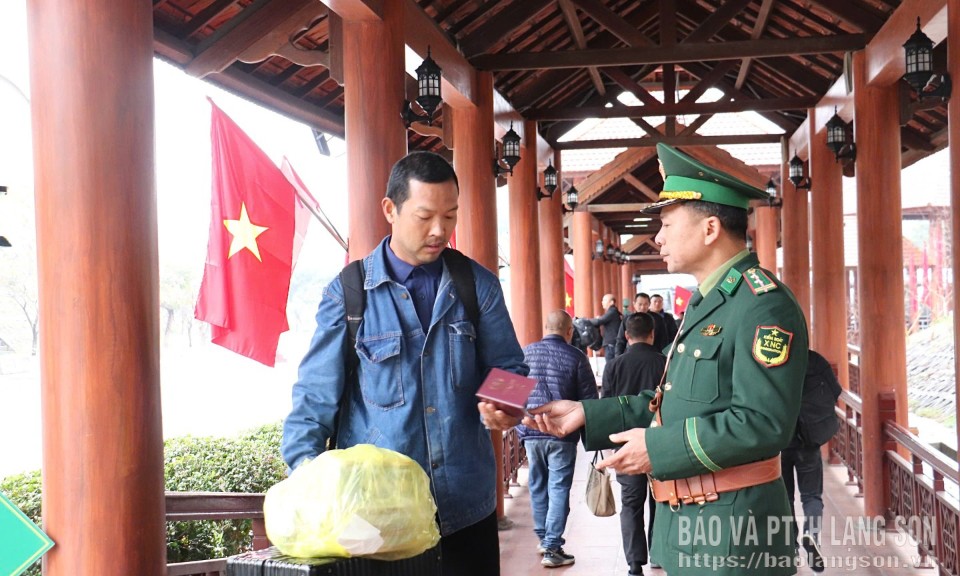 Lượng người xuất, nhập cảnh qua Cửa khẩu Quốc tế Hữu Nghị tăng cao