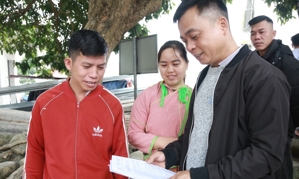 Xuy&ecirc;n tết tuy&ecirc;n truyền bầu cử 