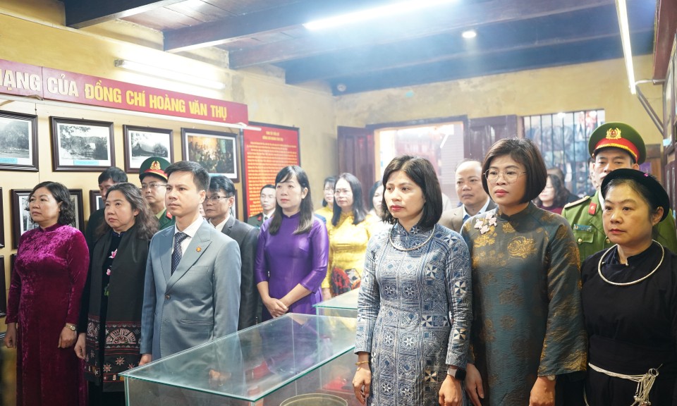 Phường Kỳ Lừa d&acirc;ng hương tại Nh&agrave; lưu niệm đồng ch&iacute; Ho&agrave;ng Văn Thụ v&agrave; viếng Nghĩa trang liệt sĩ Cao Lộc