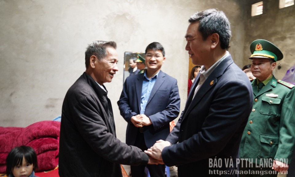  Chủ tịch UBND tỉnh thăm, ch&uacute;c tết c&aacute;c gia đ&igrave;nh bị ảnh hưởng bởi dự &aacute;n tuyến cao tốc cửa khẩu quốc tế Hữu Nghị &ndash; Chi Lăng