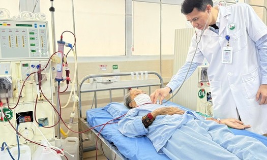 Bệnh viện s&aacute;ng đ&egrave;n xuy&ecirc;n Tết, v&igrave; sức khỏe người d&acirc;n