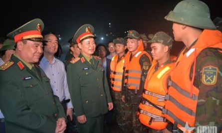 Thượng tướng Đỗ Xu&acirc;n Tụng thăm, động vi&ecirc;n lực lượng bắc cầu phao s&ocirc;ng L&ocirc;