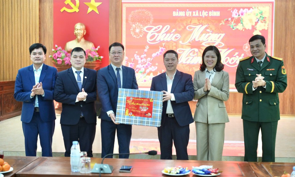 Đồng ch&iacute; Đo&agrave;n Thanh Sơn, Ph&oacute; Chủ tịch UBND tỉnh kiểm tra c&ocirc;ng t&aacute;c trực, phục vụ tết tại UBND x&atilde; Lộc B&igrave;nh v&agrave; B&aacute;o v&agrave; Ph&aacute;t thanh Truyền h&igrave;nh Lạng Sơn