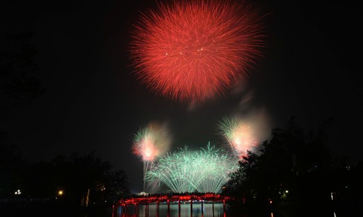 Rộn r&agrave;ng kh&ocirc;ng kh&iacute; đ&oacute;n xu&acirc;n tr&ecirc;n mọi miền Tổ quốc