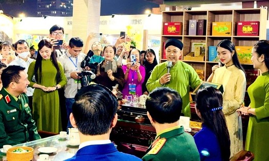 H&agrave;nh tr&igrave;nh đưa tr&agrave; ra thế giới với niềm ki&ecirc;u h&atilde;nh Việt