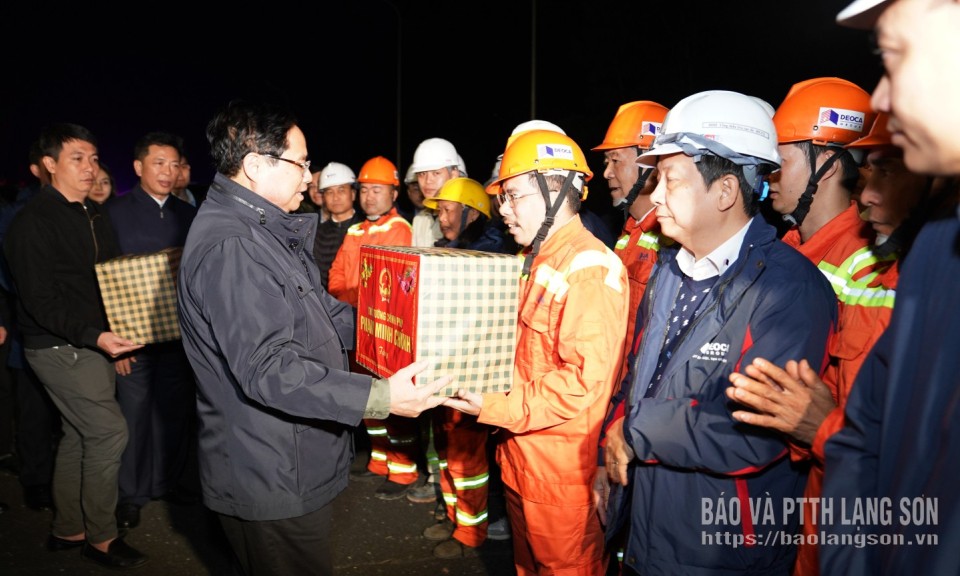 Thủ tướng Ch&iacute;nh phủ Phạm Minh Ch&iacute;nh thăm, ch&uacute;c tết kỹ sư, c&ocirc;ng nh&acirc;n đang thi c&ocirc;ng dự &aacute;n tuyến cao tốc Hữu Nghị - Chi Lăng
