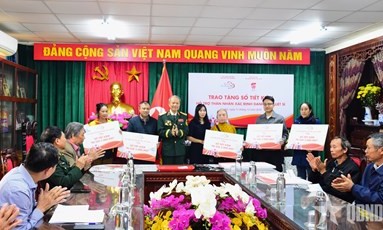 Đồng h&agrave;nh, tri &acirc;n liệt sĩ v&agrave; gia đ&igrave;nh liệt sĩ tr&ecirc;n mọi miền Tổ quốc