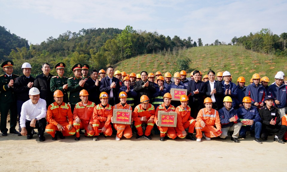 Thủ tướng Ch&iacute;nh phủ Phạm Minh Ch&iacute;nh ph&aacute;t động "Chiến dịch" 85 ng&agrave;y đ&ecirc;m ho&agrave;n th&agrave;nh hai tuyến cao tốc Hữu Nghị - Chi Lăng v&agrave; Đồng Đăng - Tr&agrave; Lĩnh