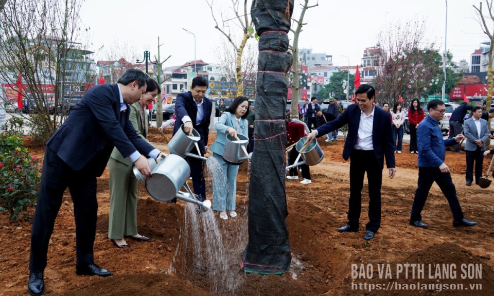 L&atilde;nh đạo tỉnh dự Lễ ph&aacute;t động &ldquo;Tết trồng c&acirc;y đời đời nhớ ơn B&aacute;c Hồ&rdquo; tại phường Đ&ocirc;ng Kinh