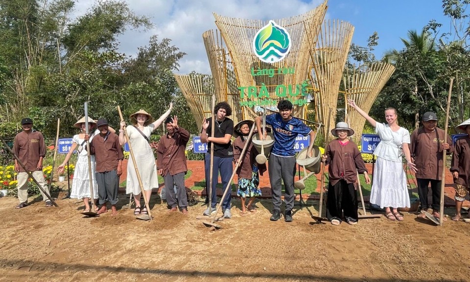 Du kh&aacute;ch 'sắm vai' n&ocirc;ng d&acirc;n, g&aacute;nh nước, trồng rau ở l&agrave;ng rau sạch 400 năm tuổi