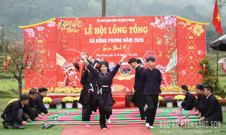 Đ&ocirc;ng đảo người d&acirc;n dự Lễ hội Lồng tồng th&ocirc;n Bản Tiến (x&atilde; Hồng Phong)