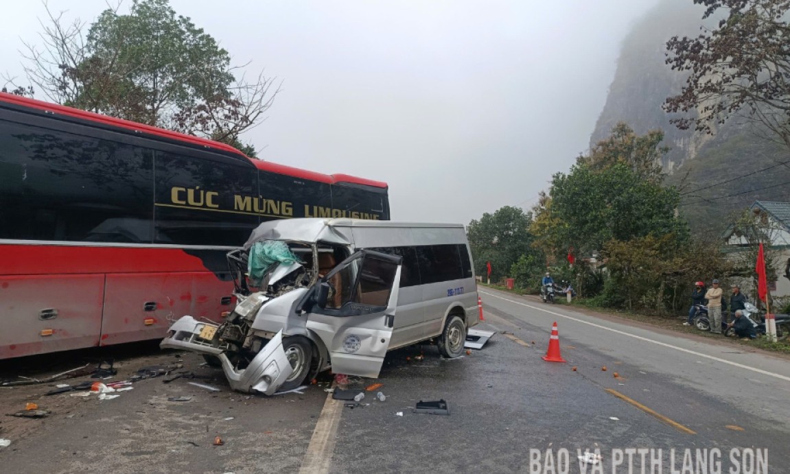 Va chạm hai xe kh&aacute;ch tr&ecirc;n Quốc lộ 1 khiến một người tử vong