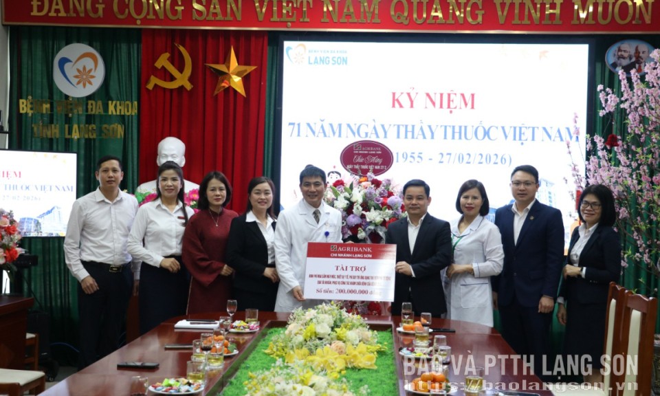 Agribank Lạng Sơn trao tặng kinh ph&iacute; mua sắm thiết bị phục vụ thu viện ph&iacute; tự động