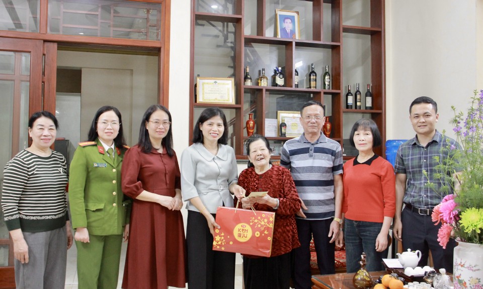 L&atilde;nh đạo phường Kỳ Lừa thăm, ch&uacute;c thọ người cao tuổi