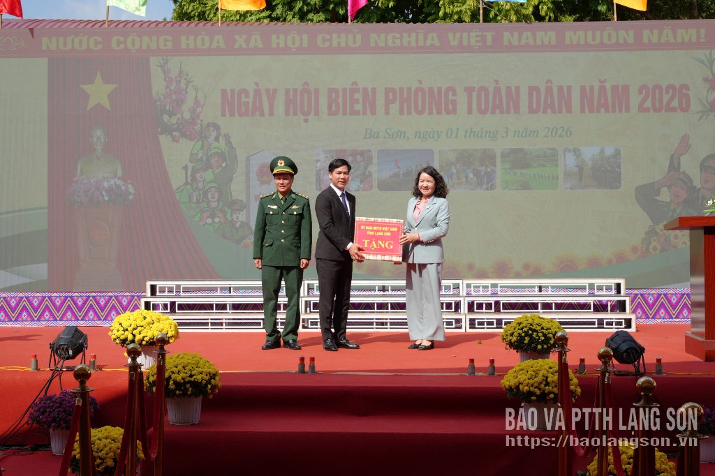 Lãnh đạo Uỷ Ban MTTQ Việt Nam tỉnh tặng quà cho UBND xã Ba Sơn và Đồn Biên phòng Ba Sơn