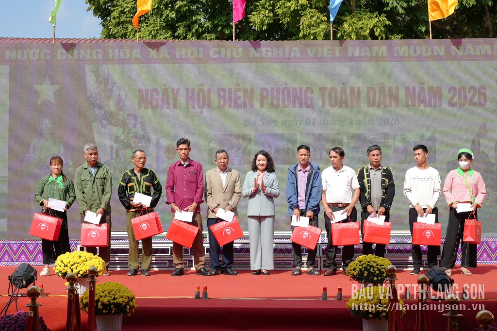 Lãnh đạo Uỷ Ban MTTQ Việt Nam tỉnh tặng quà cho các gia đình, cá nhân tiêu biểu tham gia bảo vệ chủ quyền lãnh thổ, an ninh biên giới