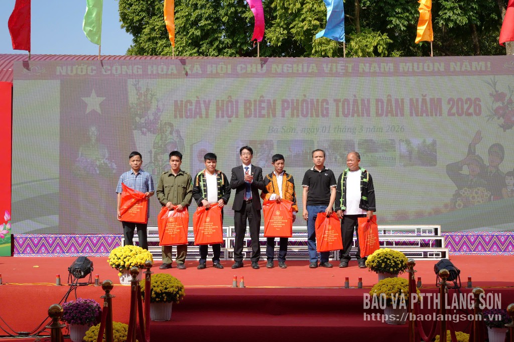 Lãnh đạo Đảng ủy xã Ba Sơn tặng quà cho gia đình, cá nhân tiêu biểu tham gia bảo vệ chủ quyền lãnh thổ, an ninh biên giới trên địa bàn xã