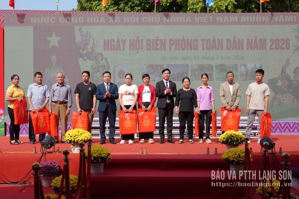Lãnh đạo UBND xã Ba Sơn tặng quà cho gia đình, cá nhân tiêu biểu tham gia bảo vệ chủ quyền lãnh thổ, an ninh biên giới trên địa bàn xã