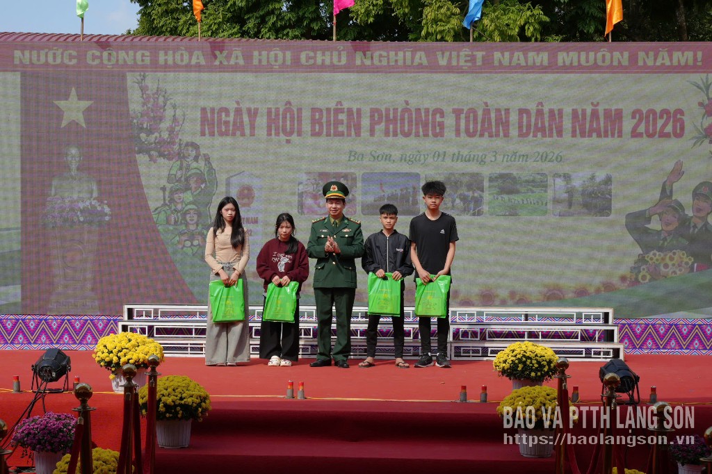 Lãnh đạo Đồn Biên phòng Ba Sơn tặng quà cho học sinh thuộc chương trình nâng bước em tới trường, con nuôi Đồn Biên phòng
