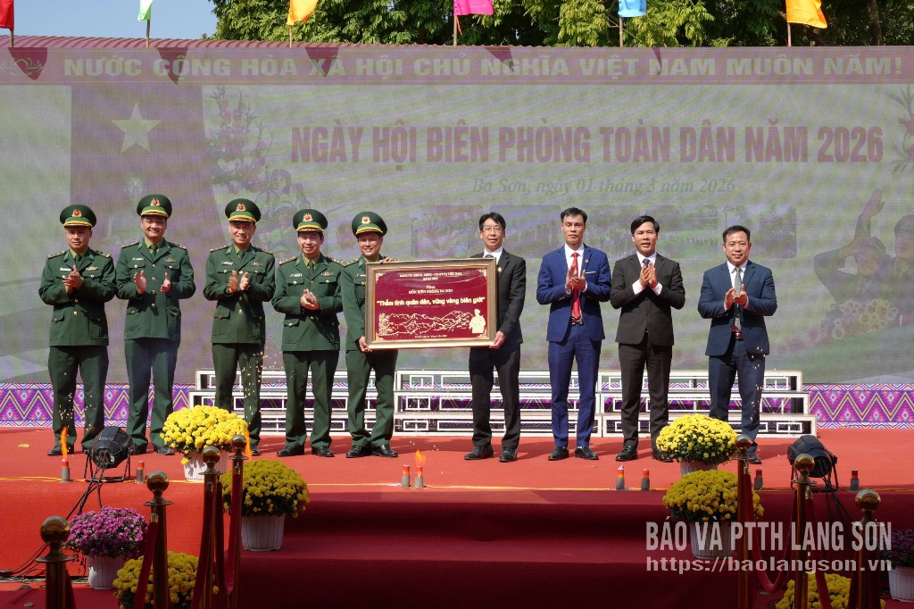 Lãnh đạo xã Ba Sơn tặng quà cho Đồn Biên phòng Ba Sơn