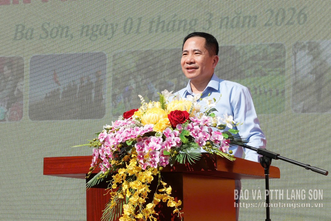 Đồng chí Nguyễn Văn Trường, Phó Chủ tịch Hội đồng Nhân dân tỉnh phát biểu tại ngày hội