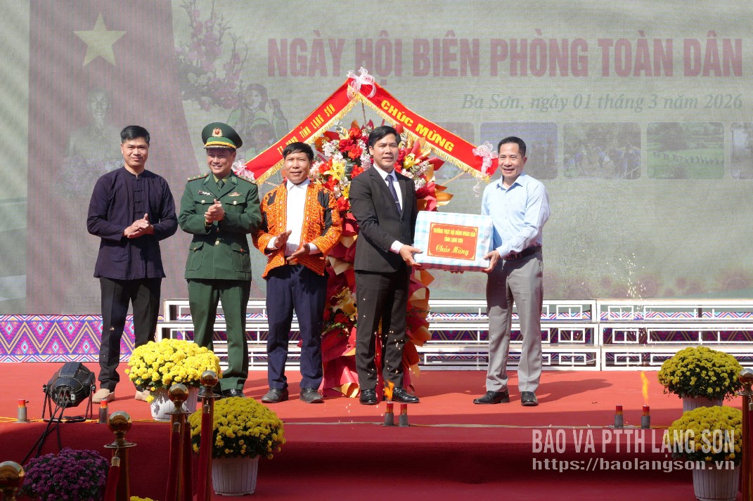 Lãnh đạo HĐND tỉnh tặng hoa và quà cho UBND xã Ba Sơn, Đồn Biên phòng Ba Sơn và người dân