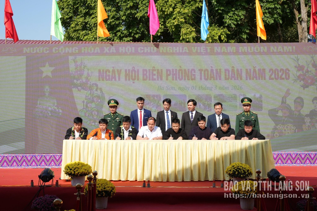 Đại diện 8 thôn đại diện cho các thôn trên địa bàn xã Ba Sơn đã ký kết thực hiện phong trào Toàn dân tham gia bảo vệ chủ quyền lãnh thổ, an ninh biên giới quốc gia trong tình hình mới năm 2026
