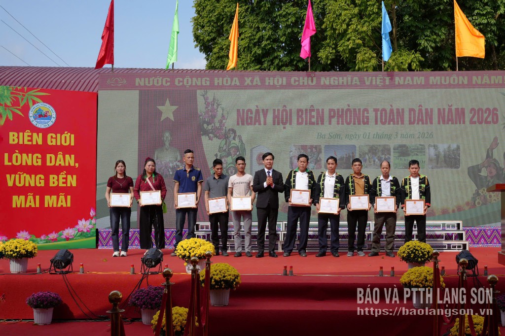 Lãnh đạo UBND xã Ba Sơn tặng giấy khen cho các cá nhân tiêu biểu