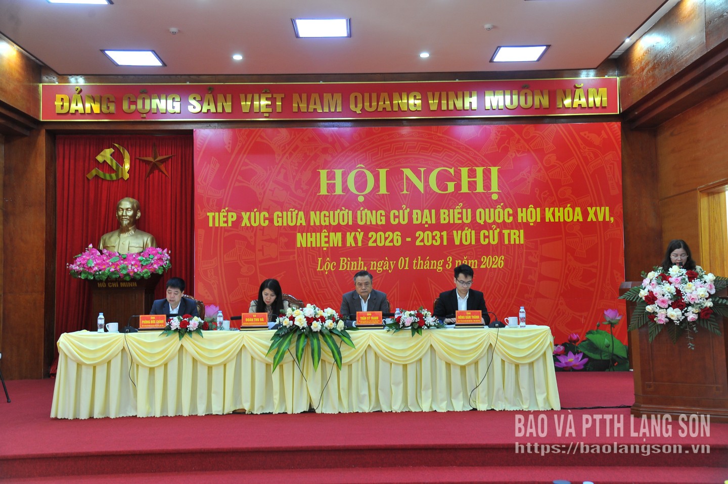 Các ứng cử viên đại biểu Quốc hội khóa XVI thuộc đơn vị bầu cử số 1 tại hội nghị tiếp xúc cử tri vận động bầu cử  tại xã Lộc Bình