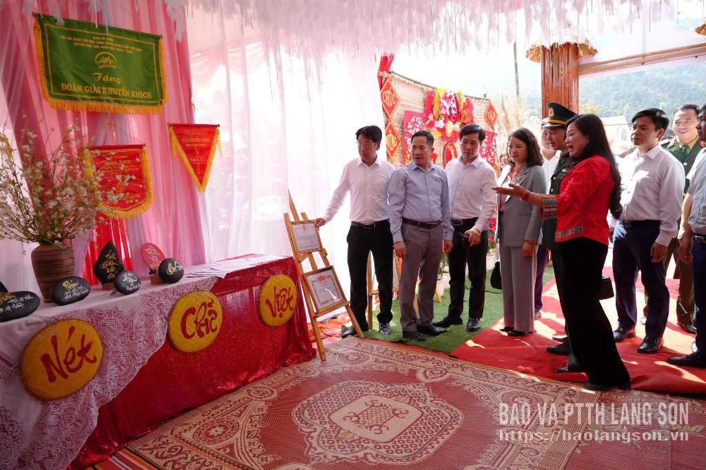 Các đại biểu tham quan không gian trại của các đơn vị