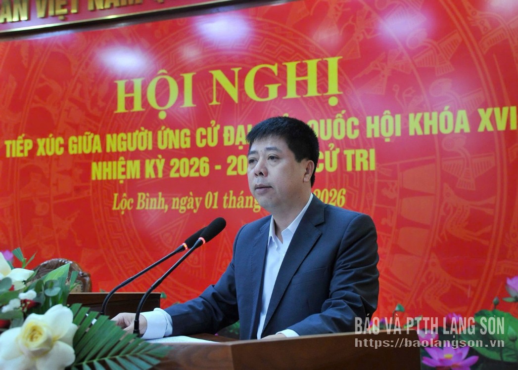 Ông Phùng Đức Chính, Phó Chánh án Tòa án nhân dân tỉnh trình bày chương trình hành động tại hội nghị