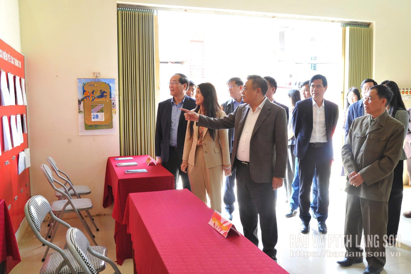 Đoàn công tác kiểm tra điểm bỏ phiếu tại nhà văn hóa thôn Lao động, xã Lộc Bình