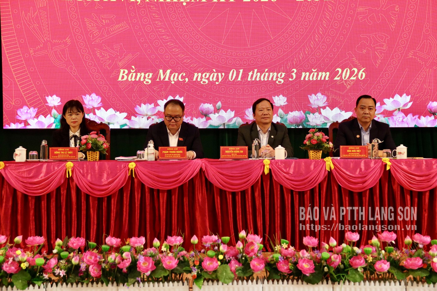 Các ứng cử viên tại hội nghị tiếp xúc cử tri, vận động bầu cử tại xã Bằng Mạc