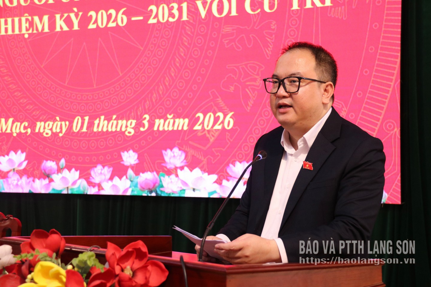 Ông Phạm Trọng Nghĩa, Ủy viên là ĐBQH hoạt động chuyên trách tại Ủy ban Văn hóa và Xã hội của Quốc hội trình bày chương trình hành động tại hội nghị tiếp xúc cử tri vận động bầu cử tại xã Bằng Mạc