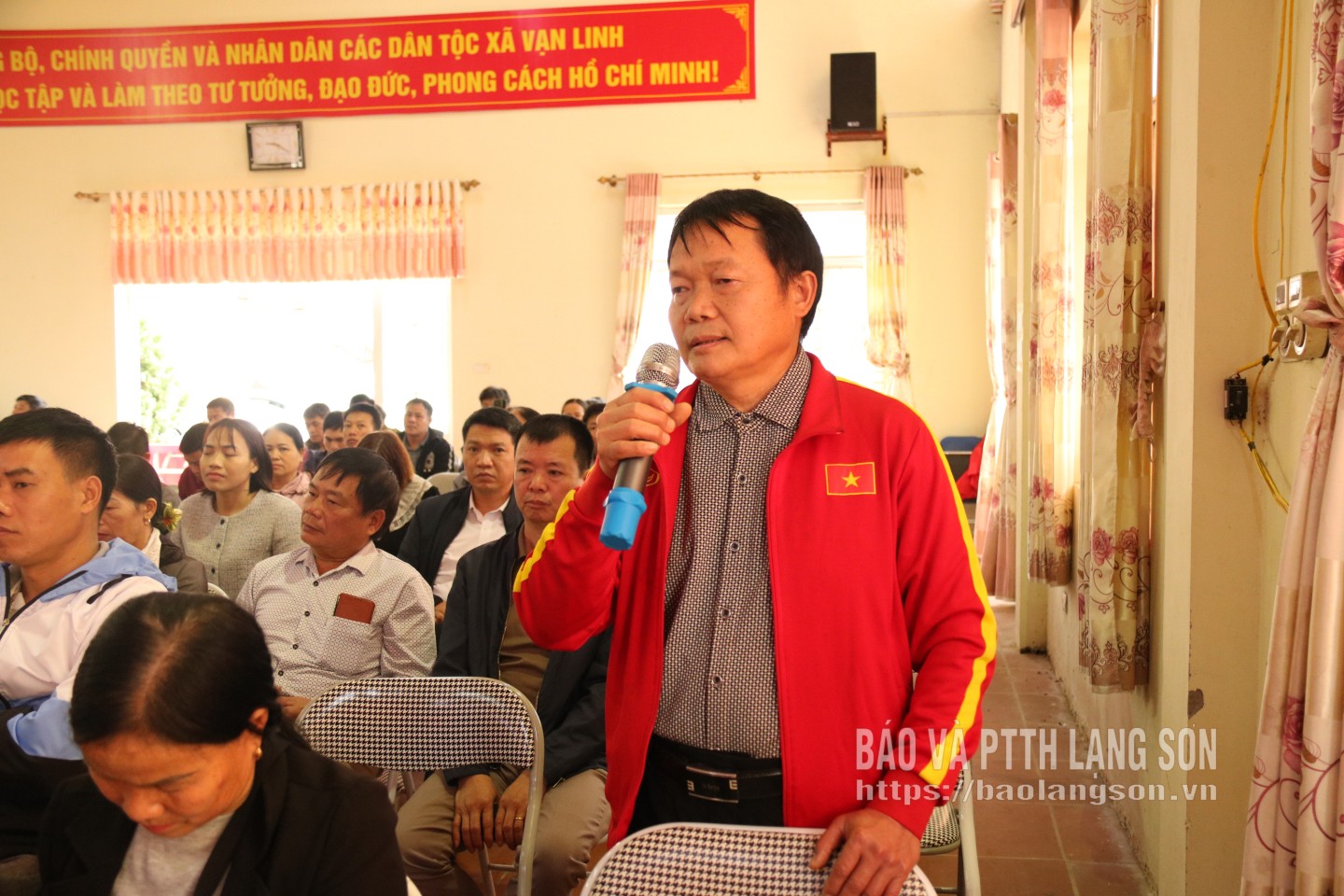 Cử tri xã Vạn Linh nêu ý kiến tại hội nghị