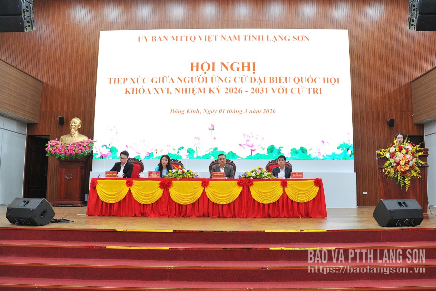 Các ứng cử viên đại biểu Quốc hội khóa XVI trong hội nghị tiếp xúc cử tri vận động bầu cử tại phường Đông Kinh