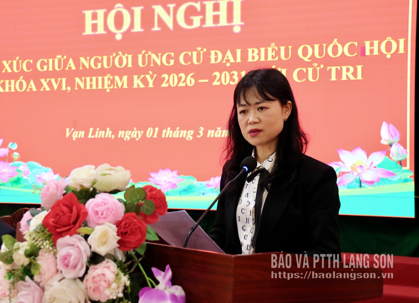 Bà Đồng Thị Lệ Thủy, chuyên viên Văn phòng Ủy ban MTTQ Việt Nam tỉnh Lạng Sơn trình bày chương trình hành động tại hội nghị tiếp xúc cử tri vận động bầu cử tại xã Vạn Linh