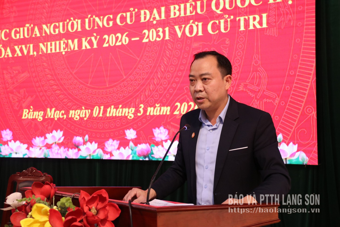 Ông Hứa Đức Việt, Phó Chánh Văn phòng Uỷ ban MTTQ Việt Nam tỉnh Lạng Sơn trình bày chương trình hành động tại hội nghị tiếp xúc cử tri vận động bầu cử tại xã Bằng Mạc