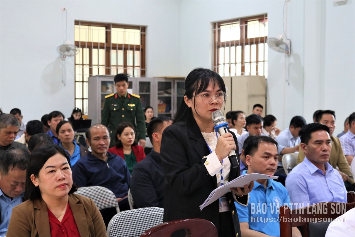 Cử tri xã Điềm He phát biểu ý kiến tại hội nghị