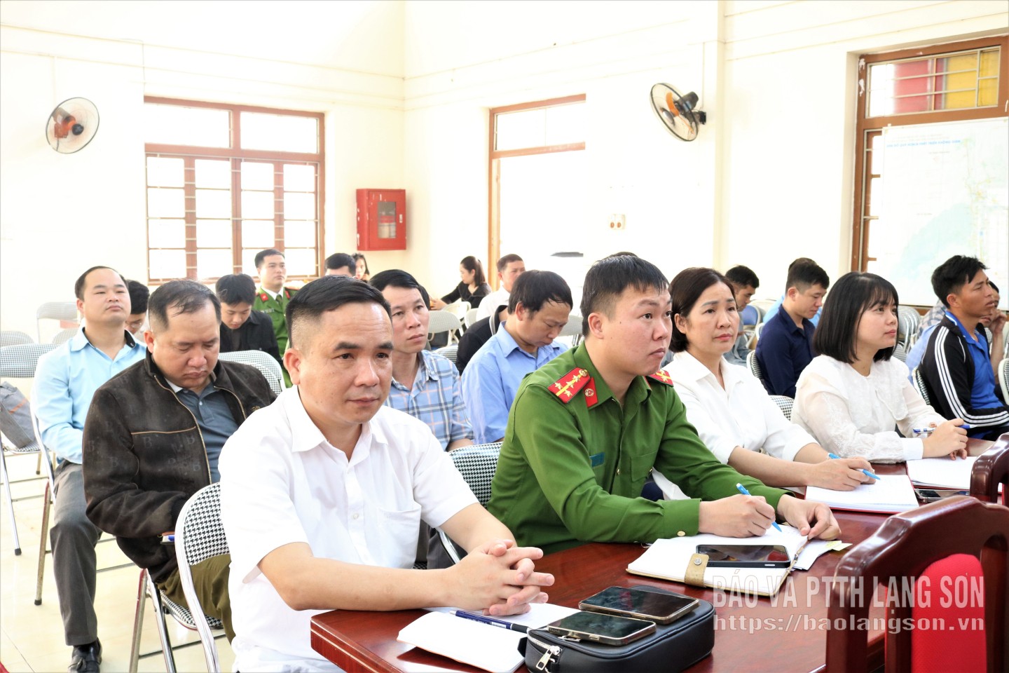 Các cử tri dự hội nghị tiếp xúc cử tri vận động bầu cử tại xã Yên Phúc