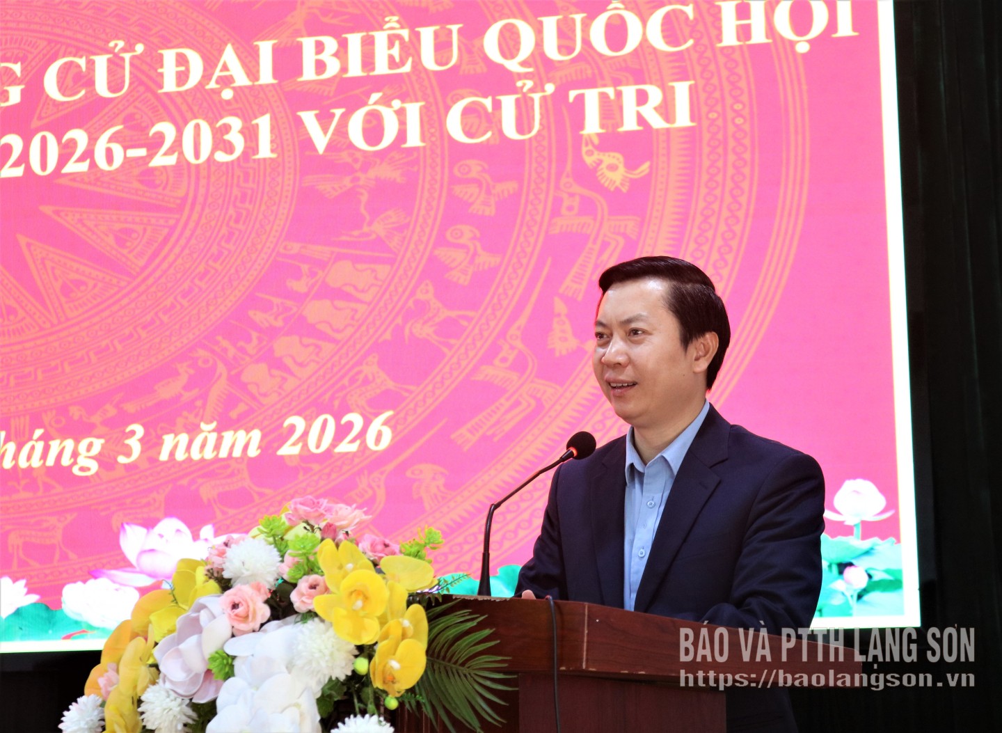 Ông Nguyễn Hoàng Tùng, Ủy viên Ban Thường Vụ Tỉnh ủy, Phó Chủ tịch Thường trực Ủy ban MTTQ Việt Nam tỉnh Lạng Sơn - ứng cử viên đại biểu Quốc hội khóa XVI trình bày chương trình hành động tại buổi tiếp xúc cử tri, vận động bầu cử ở xã Điềm He