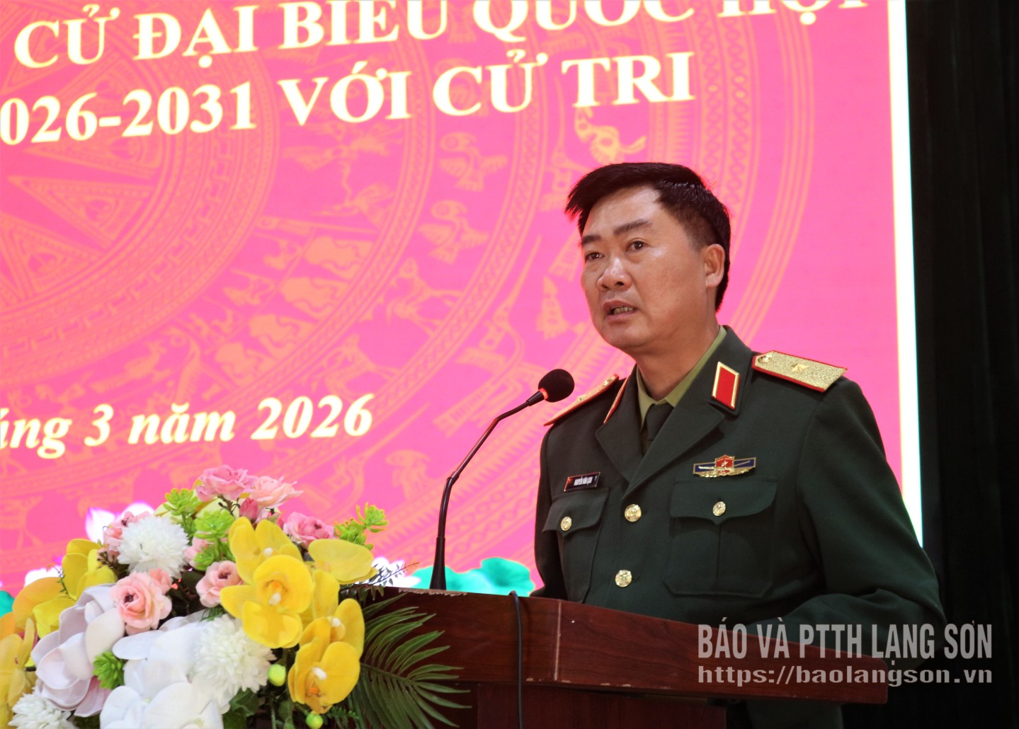 Thiếu tướng Nguyễn Văn Lịch, Phó Tư lệnh Quân khu - ứng cử viên đại biểu Quốc hội khóa XVI trình bày chương trình hành động tại buổi tiếp xúc cử tri, vận động bầu cử ở xã Điềm He