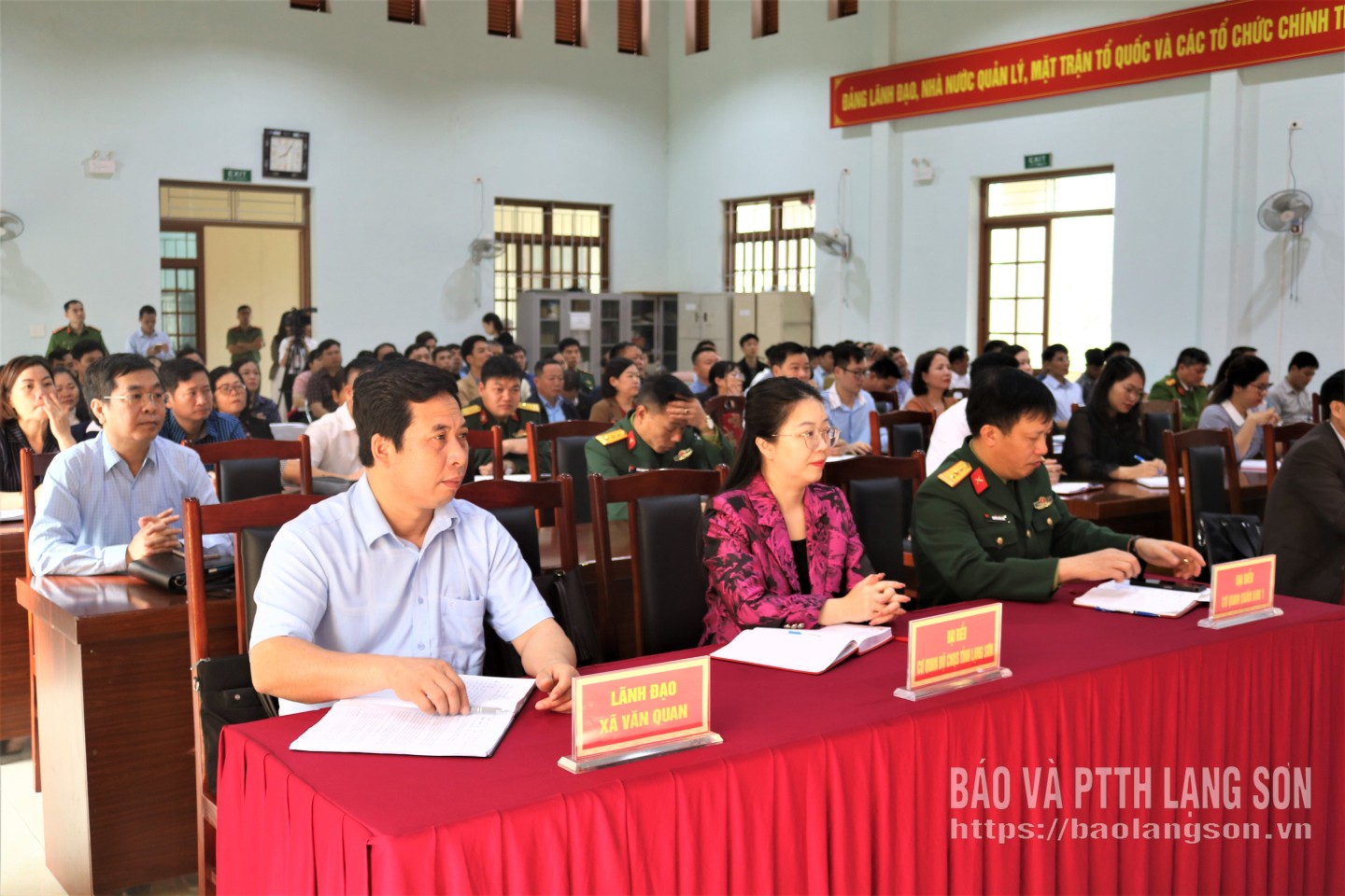 Các đại biểu dự hội nghị tiếp xúc cử tri, vận động bầu cử