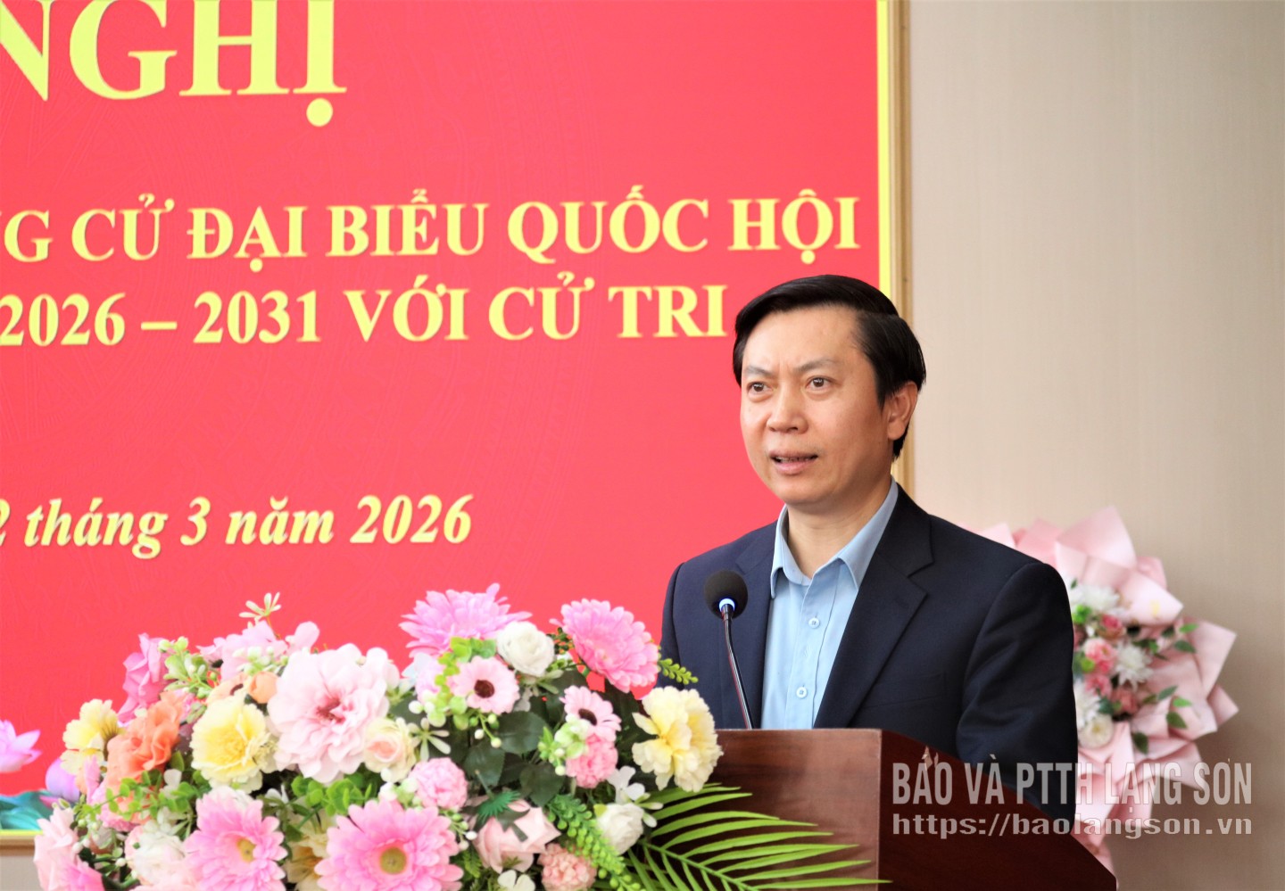 Ông Nguyễn Hoàng Tùng, Ủy viên Ban Thường Vụ Tỉnh ủy, Phó Chủ tịch Thường trực Ủy ban MTTQ Việt Nam tỉnh Lạng Sơn trao đổi, làm rõ một số nội dung cử tri quan tâm tại hội nghị