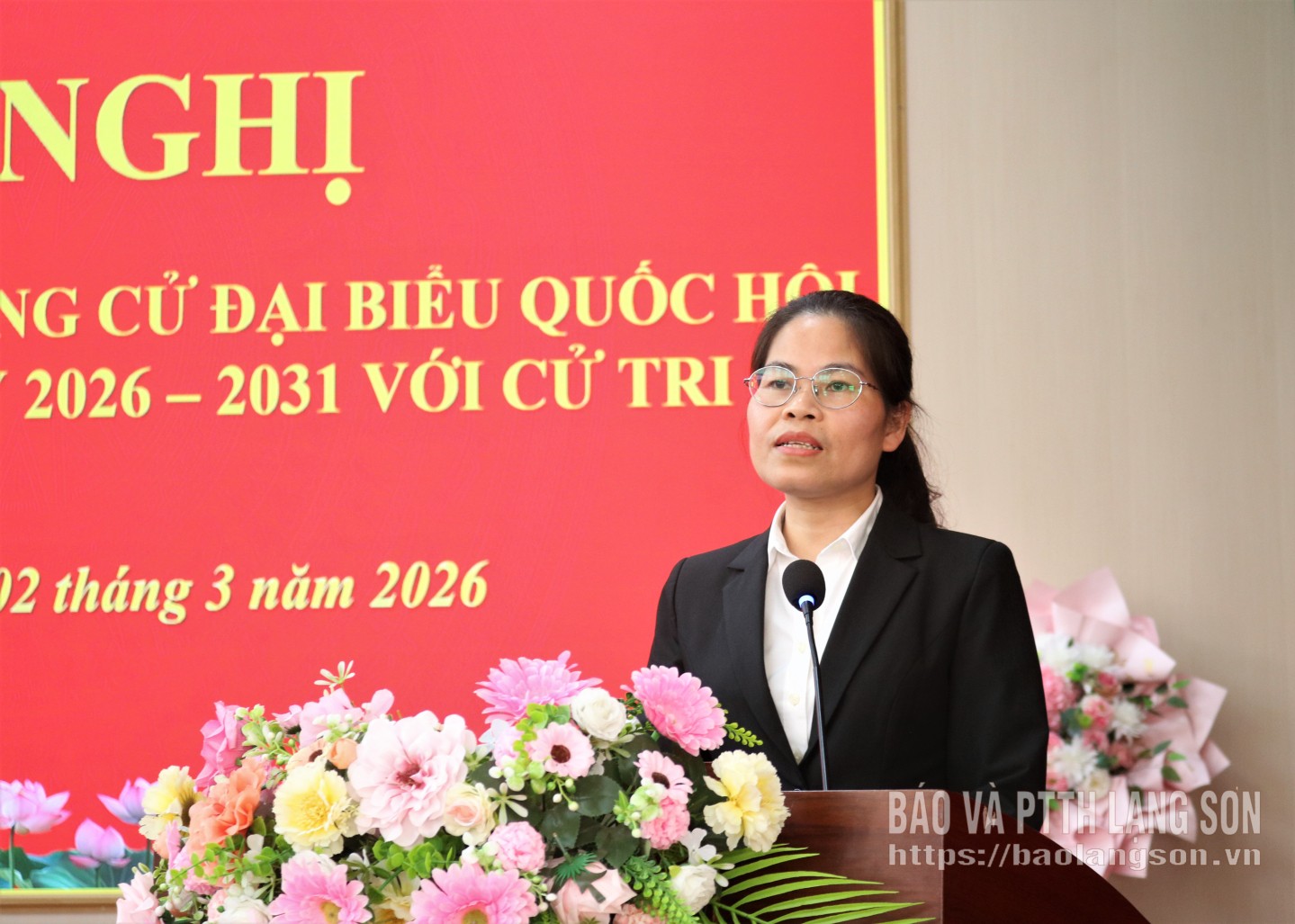 Bà Hứa Thị Thanh Xuyến, Thẩm phán Tòa án nhân dân khu vực 1, tỉnh Lạng Sơn - ứng cử viên đại biểu Quốc hội khóa XVI trình bày chương trình hành động tại buổi tiếp xúc cử tri, vận động bầu cử ở xã Yên Phúc