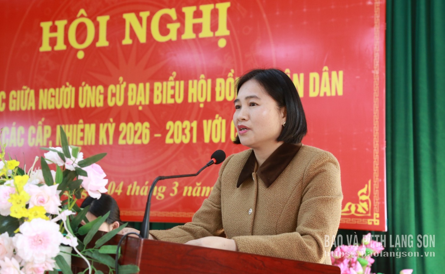 Bà Lành Thị Huệ, Bí thư Đảng ủy, Chủ tịch HĐND xã Yên Phúc trình bày chương trình hành động